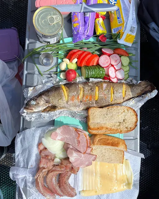 Стол в лагере