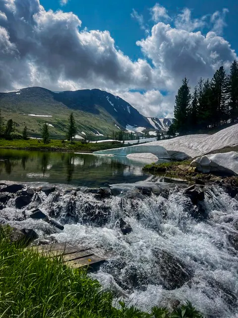 Каскадный водопад рядом с базой