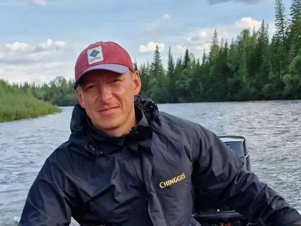 Гид на лодке в верховьях Лены