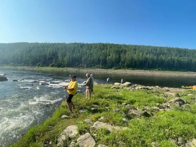 Рыбаки на перекате у порога