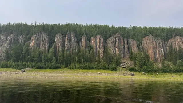 Скалистый берег Подкаменной Тунгуски