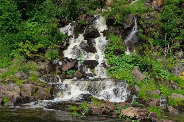 Водопад на притоке