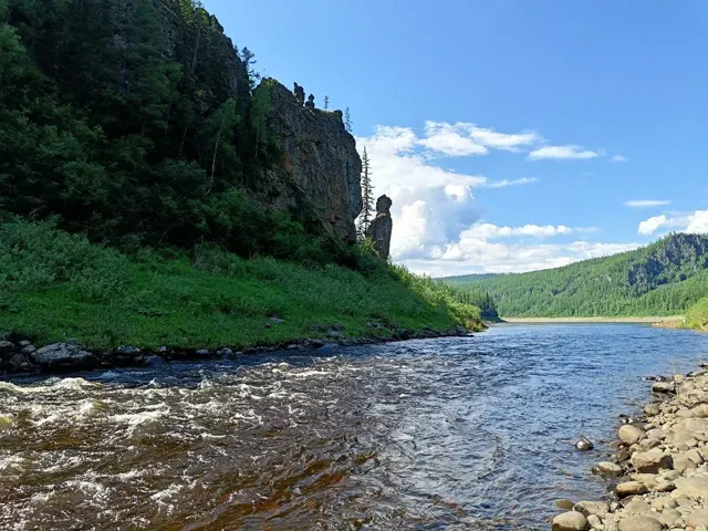 Скалы и тайга по берегам реки