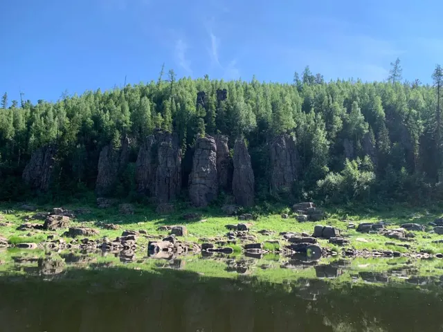 Скалы и тайга вдоль реки